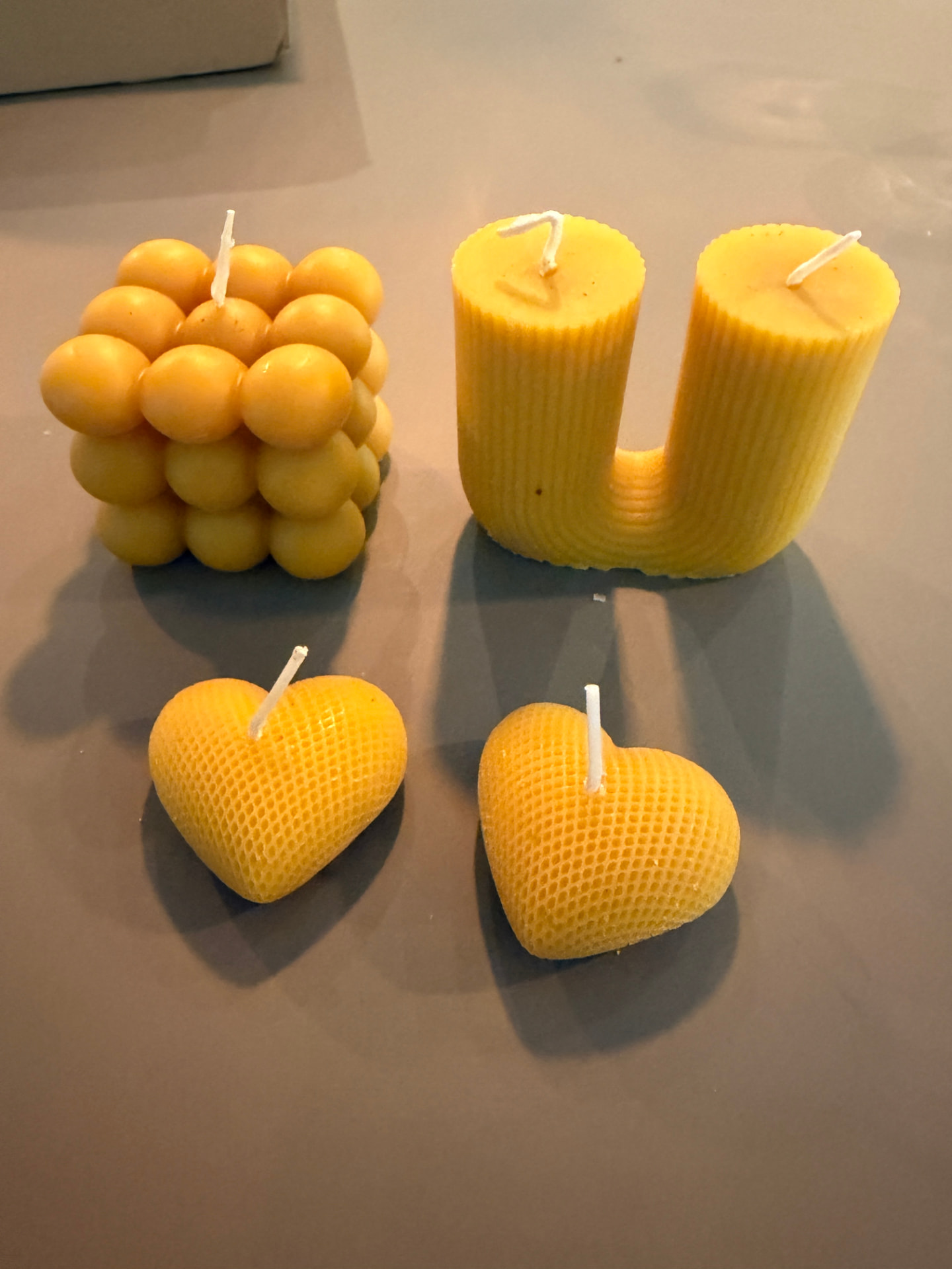 Bougies en cire d'abeille : cube à bulles, forme U et cœurs