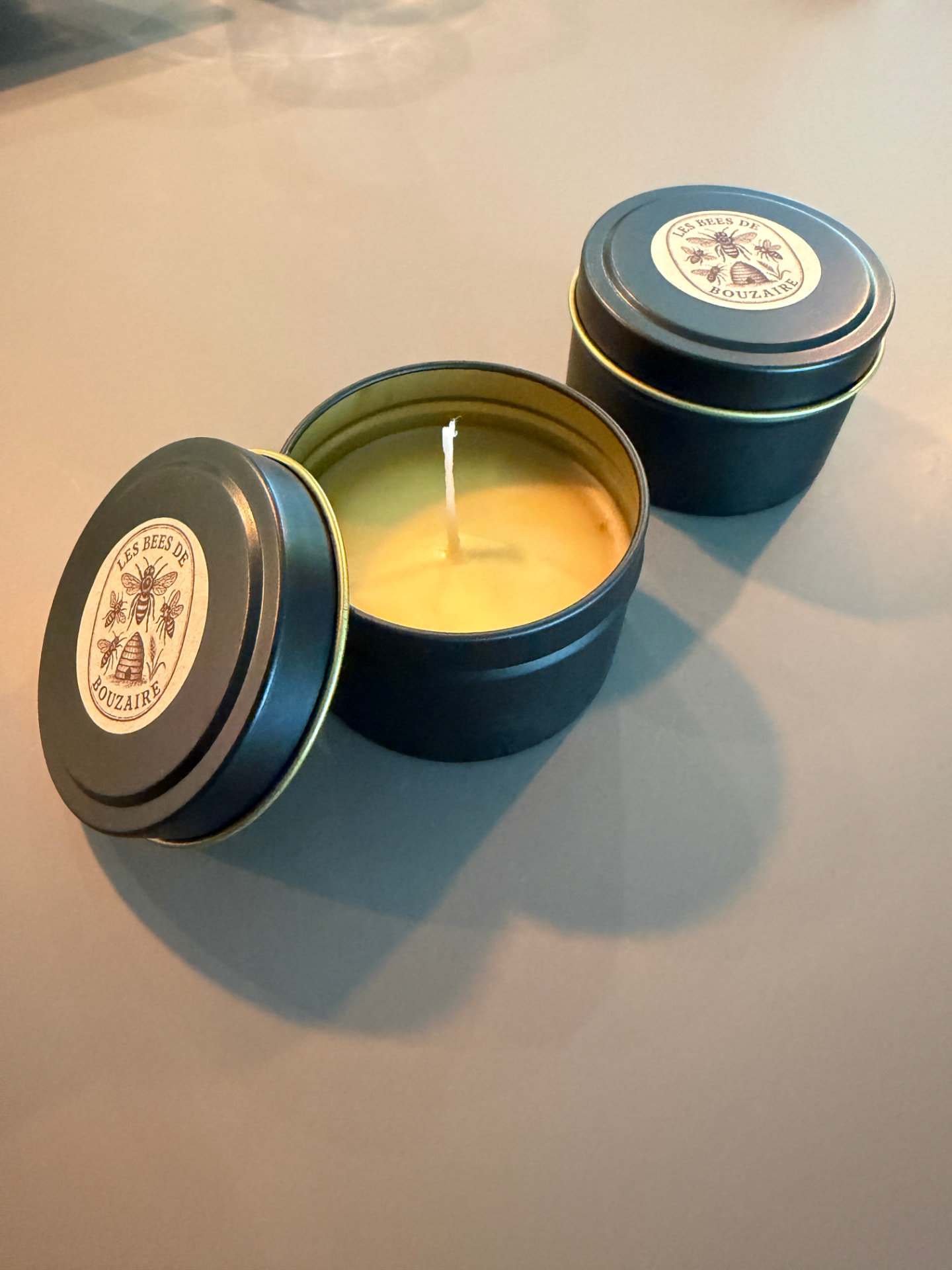 Bougies en cire d'abeille en boîte métal, étiquette Les Bees de Bouzaire